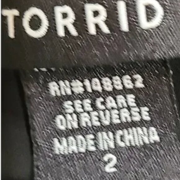 NWOT Black w/ Yellow Rose Print TORRID Sleeveless Blouse Size 2 - Picture 6 of 7